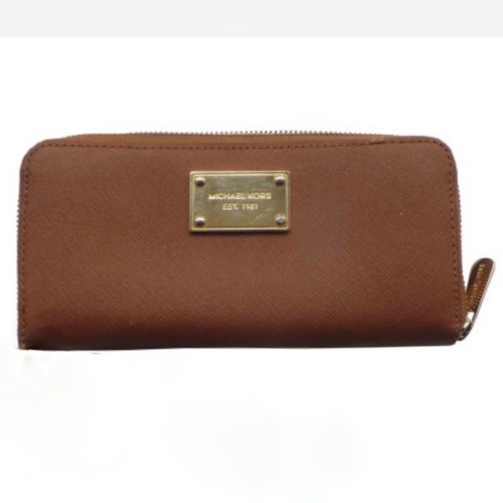 Michael Kors jet set wallet in tan.